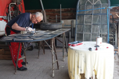 Die vom Museum Wustrow als Dauerleihgabe zur Verfügung gestellten Rundbogenfenster wurden für den Einbau in das Maschinenhaus  vorbereitet.