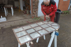 Restaurierung der historischen Fenster aus dem ehemaligen Sägewerk Müller in Lüchow, wo die Dampfmaschine im Einsatz war.