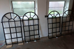 Restaurierung der historischen Fenster aus dem ehemaligen Sägewerk Müller in Lüchow, wo die Dampfmaschine im Einsatz war.