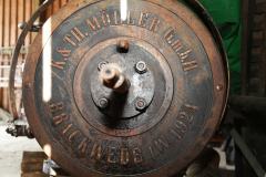 Zwischenlagerung der Dampfmaschine mit den Einzelteilen in Reetze bei Siegfried Treichel