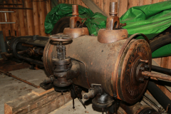 Zwischenlagerung der Dampfmaschine mit den Einzelteilen in Reetze bei Siegfried Treichel